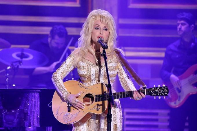 Dolly Parton canta sul palco