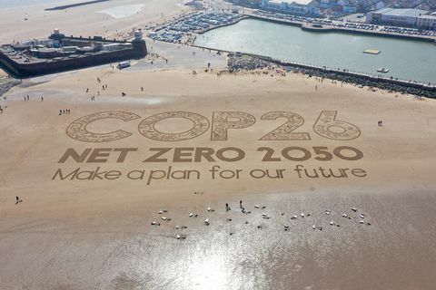 Wirral, Merseyside, 31 maggio, una gigantesca opera d'arte sulla sabbia adorna la nuova spiaggia di Brighton per evidenziare il riscaldamento globale e l'imminente conferenza sul clima globale cop26 il 31 maggio 2021 a wirral, merseyside cop26, la 26a conferenza delle Nazioni Unite sui cambiamenti climatici, si terrà all'inizio di novembre di quest'anno a glasgow, sotto la presidenza dell'ONU Kingdom l'opera d'arte è stata autofinanziata da artisti britannici sabbia negli occhi e chiede ai leader mondiali di impegnarsi a zero emissioni nette di anidride carbonica entro il 2050 foto di christopher immagini di furlonggetty