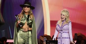 Lainey Wilson riceve il premio come artista femminile dell'anno da Dolly Parton sul palco della 58esima Academy of Country Music Awards