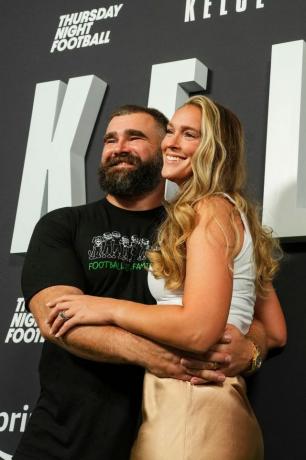 philadelphia, pa settembre 08 l r jason kelce posa per una foto con kylie kelce durante il documentario kelce premiere al suzanne roberts theater l'8 settembre 2023 a Philadelphia, Pennsylvania, foto di cooper neillgetty immagini