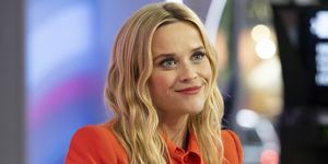 Reese Witherspoon seduto sul televisore