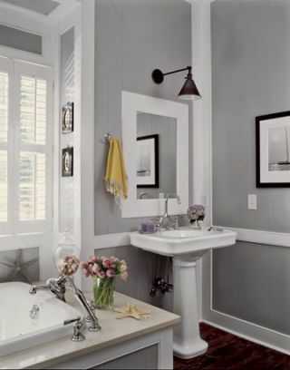 bagno rifinito bianco e grigio