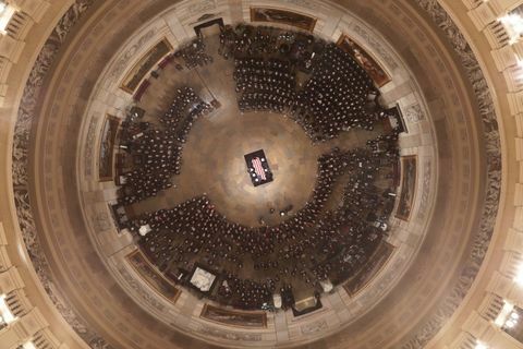 I leader del Congresso ospitano la cerimonia di arrivo al Campidoglio per il defunto presidente George H.W. cespuglio