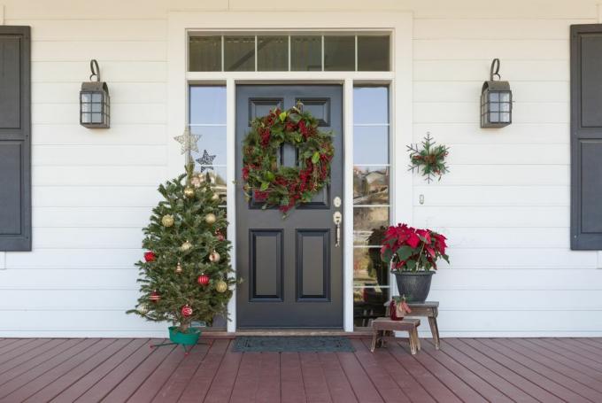 decorazioni natalizie davanti alla porta di casa