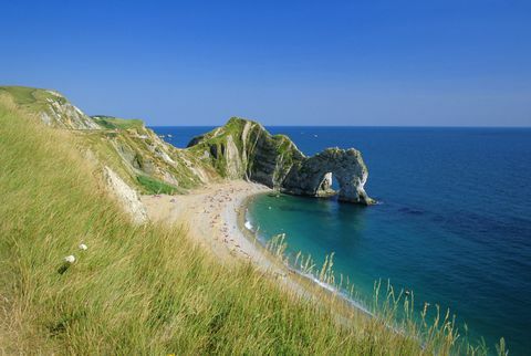 Vista dal sentiero costiero di Durdle Door, arco di pietra calcarea di Purbeck, vicino a West Lulworth, Dorset, Inghilterra, Regno Unito