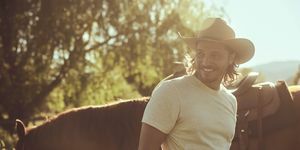 luke grimes con il cavallo