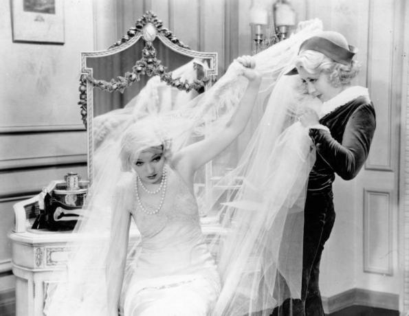 L'attrice comica americana Joan Blondell 1909 1979 lotta con l'ingombrante velo di un abito da sposa in una scena di un film sconosciuto foto di hulton archivegetty images