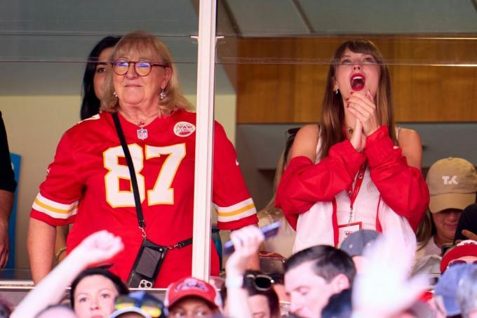 Kansas City, mo 24 settembre Taylor Swift applaude da una suite con donna Kelce mentre i capi di Kansas City suonano i Chicago Bears durante il primo tempo al Geha Field dell'Arrowhead Stadium il 24 settembre 2023 a Kansas City, Missouri, foto di Cooper Neillgetty immagini