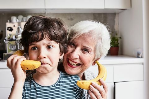nonna e nipote che scherzano, usano le banane come telefoni, ridono