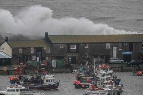 Storm Diana Lashes La costa del Regno Unito