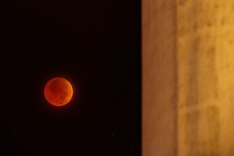 LUNA DI SANGUE HONG KONG