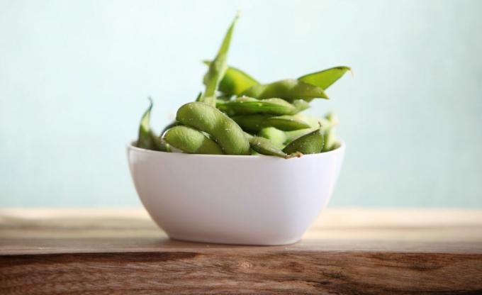 Edamame in un piatto bianco