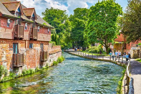 passeggiata lungo il fiume nella città di Winchester, in Inghilterra