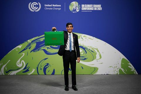 glasgow, scozia, 03 novembre il cancelliere dello scacchiere, rishi sunak, arriva a cop26 con la sua scatola di bilancio verde dove lo farà condurre la giornata finanziaria e tenere un discorso programmatico ai delegati di cop26 al secc il 03 novembre 2021 a glasgow, scozia, rishi sunak sarà sta definendo piani per incoraggiare l'industria britannica a lavorare per il 2050 net zero target foto di christopher furlonggetty immagini