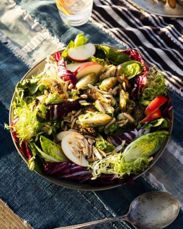 insalata di cavolini di Bruxelles croccanti con vinaigrette agli agrumi e acero