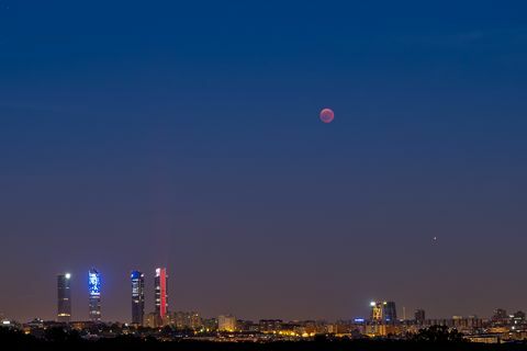 Una luna di sangue sullo skyline di Madrid durante un ...