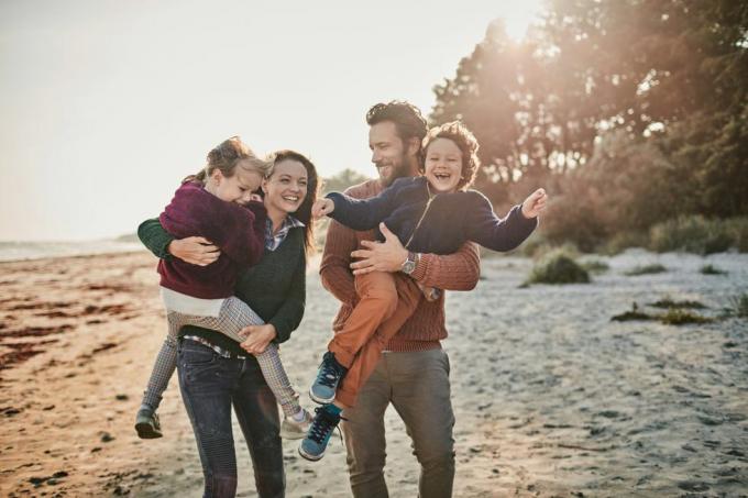 primo piano di una famiglia felice che si gode il tempo sulla spiaggia