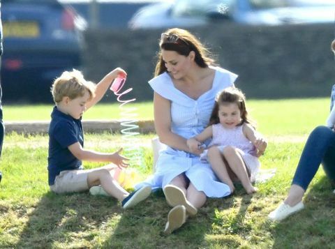 Il principe George e la principessa Charlotte giocano con Kate Middleton