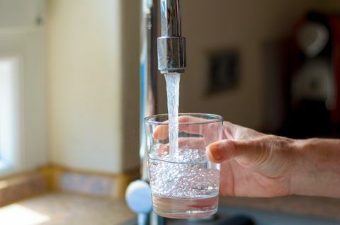 Evitare che l'acqua della bevanda fredda comune rimanga idratata 