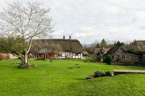 cottage con tetto di paglia in vendita nel Worcestershire