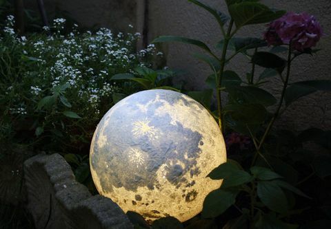 Porta il sistema solare a casa tua con queste meravigliose lampade a forma di luna e pianeta