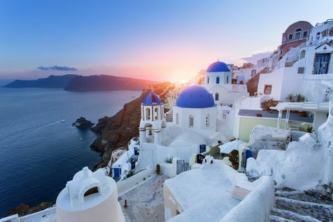 chiese a cupola blu al tramonto, oia, santorini