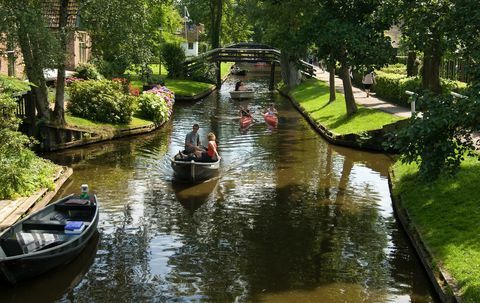C'è una magica cittadina in Olanda, dove le strade sono fatte d'acqua