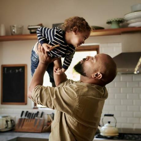 scatto di un giovane che trascorre del tempo di qualità con il suo adorabile bambino a casa