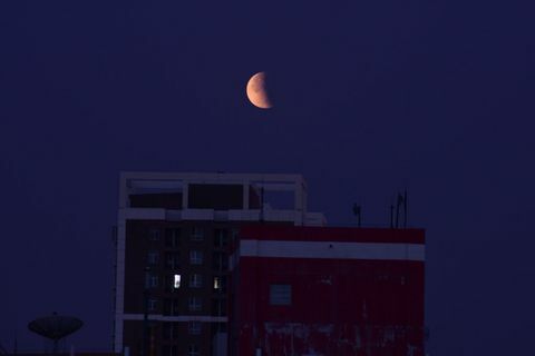 Eclissi lunare parziale in Cina