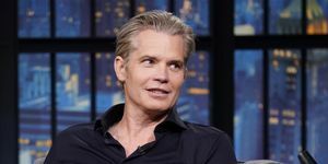 timothy olyphant a tarda notte con seth meyers stagione 10 poco dopo aver terminato la produzione di giustificato città primordiale