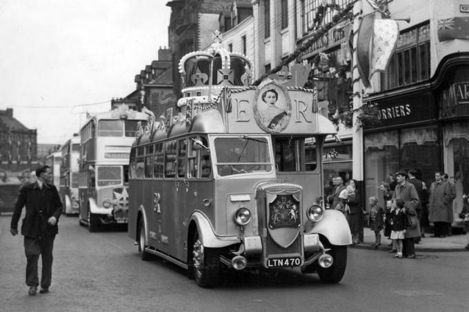 la regina elisabetta ii incoronazione i consigli comunali di newcastle corporation autobus a un piano che sarà in mostra durante i festeggiamenti dell'incoronazione l'apertura ufficiale del strade decorate a newcastle la processione degli autobus decorati che passano lungo northumberland street il 29 maggio 1953 foto di ncj kemsleyncj archivemirrorpix via getty immagini