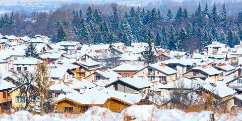 Camere con panorama dei tetti della neve nella stazione sciistica bulgara Bansko