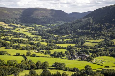 paesaggio di llanthony priory, wales, uk