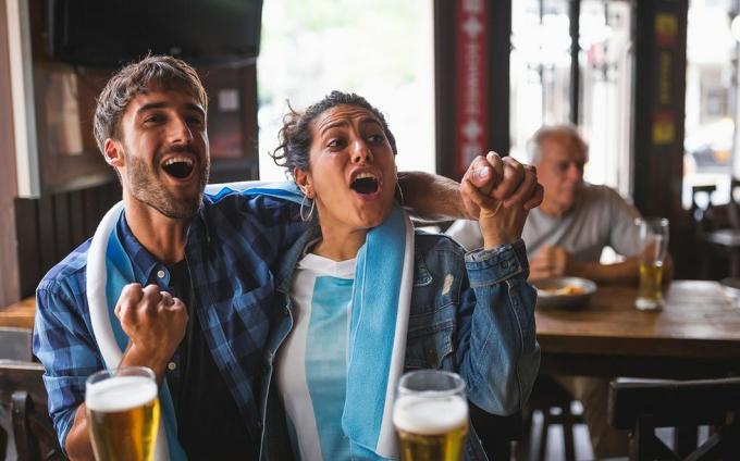 Idee per il secondo appuntamento in coppia in un bar sportivo