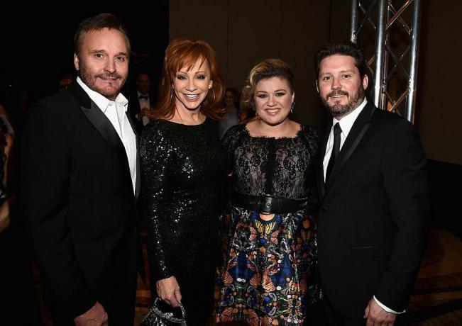 fenice, az marzo 28 l r produttore televisivo narvel blackstock, i cantanti reba mcentire, kelly clarkson e brandon blackstock partecipano alla lotta tra celebrità di muhammad alis notte xxi al jw marriott phoenix desert ridge resort spa il 28 marzo 2015 a fenice, arizona foto di michael bucknergetty immagini per la lotta tra celebrità notte