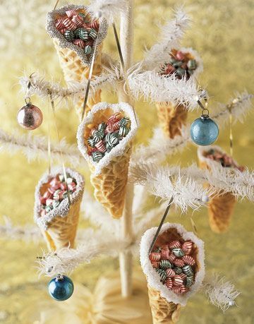 coni di caramelle pizzelle riempito con caramelle su un albero di Natale decorativo