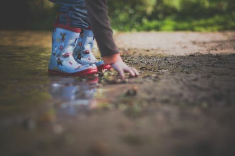 Bambino che gioca fuori