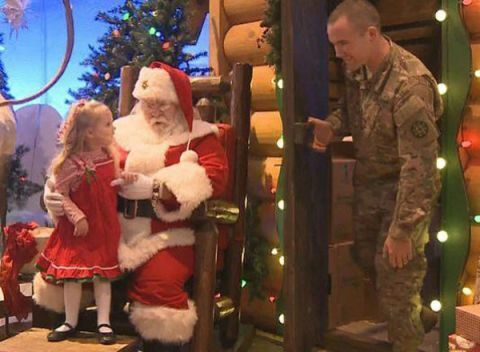 Le bambine chiede di vedere il soldato papà per Natale e appare video