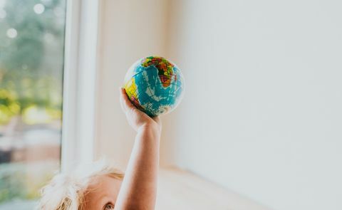 bambino che tiene la palla del globo