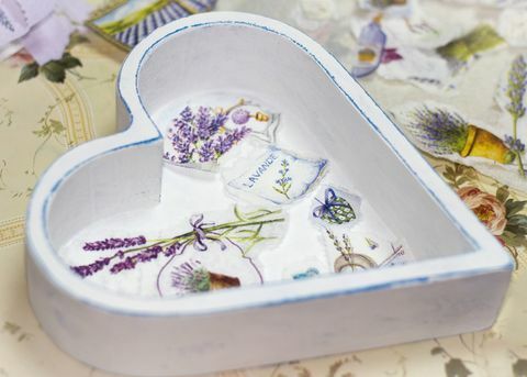 scatola di legno bianca a forma di cuore, con immagini decoupage di lavanda sul fondo e ritagli di carta attorno