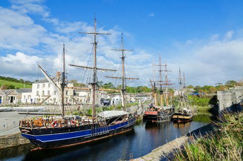 Navi alte nello storico porto di Charlestown, Cornwall,