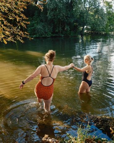 Regno Unito, Buckinghamshire, Hurley, donne che nuotano selvagge nel fiume Tamigi