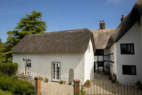 storico cottage con tetto di paglia in vendita nel Wiltshire