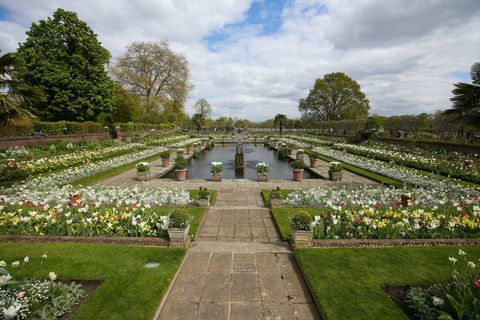 Lo stagno riflettente al White Garden di Kensington Palace