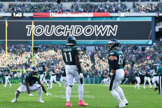 Philadelphia, Pennsylvania, 01 ottobre aj brown 11 festeggia con il compagno di squadra Jason Kelce 62 dei Philadelphia eagles dopo aver segnato un touchdown durante il secondo tempo contro i Washington Commanders al Lincoln Financial Field il 1 ottobre 2023 a Philadelphia, Pennsylvania, foto di Kathryn Rileygetty immagini