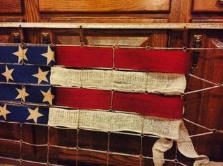 Questa decorazione patriottica del 4 luglio è realizzata da un vecchio presepe