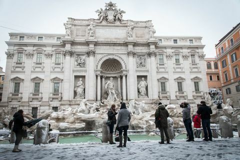 Fontana di Trevi neve Italia