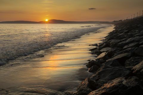 scogliere e spiaggia