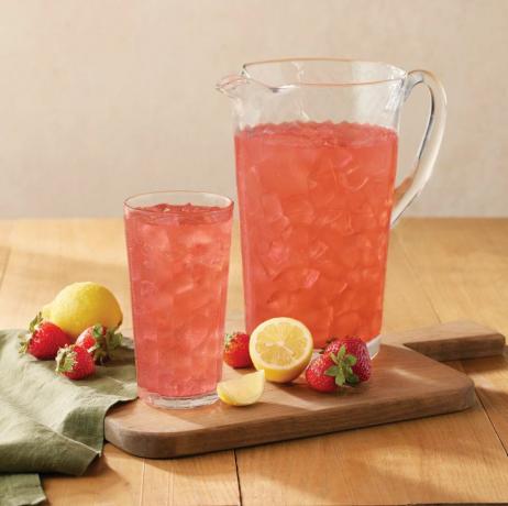 brocca di limonata alla fragola e cracker barile, che viene fornita con il calore pasquale e serve i pasti