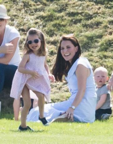 Il principe George e la principessa Charlotte giocano con Kate Middleton